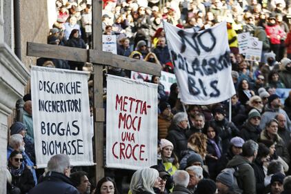 In piazza contro la discarica a Valle Galeria: protesta in Campidoglio 7