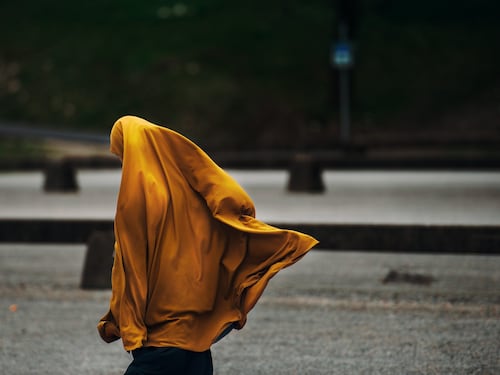 "Ti metti il velo e non parli con i maschi". L'incubo della 15enne che ha denunciato i genitori musulmani