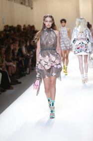 Gigi Hadid a seno nudo per Fendi 13