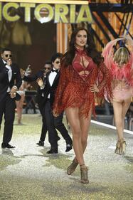 Irina Shayk hot per gli auguri di Natale 15