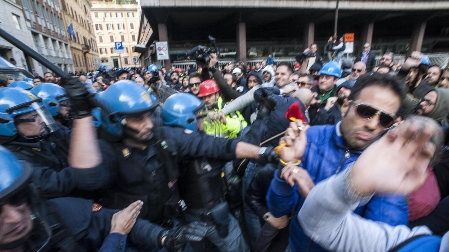 Il video che sbugiarda la Fiom: operai Ast contro la polizia