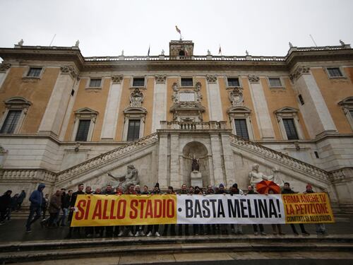 Stadio della Roma, proteste in Campidoglio: "Facciamolo"