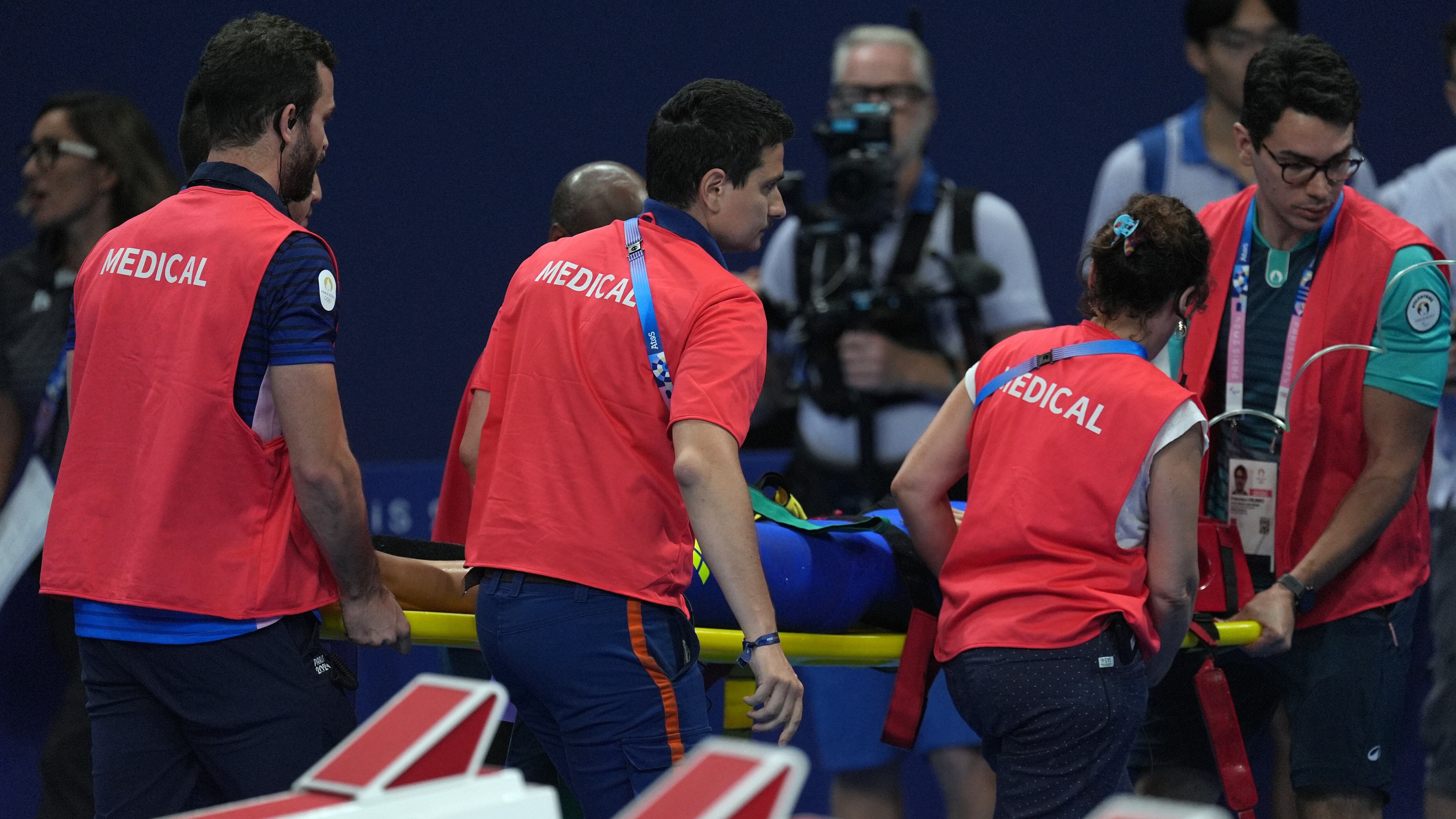 Paura all'Olimpiadi di Parigi: malore in acqua, la nuotatrice collassa dopo i 200 misti