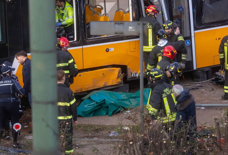 Tram deragliato, le foto dei feriti 15