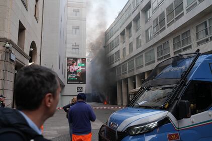 Milano, la colonna di fumo in centro nei pressi del Duomo 2