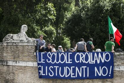 La "buona scuola" in piazza contro la riforma:  "Renzi puffarolo" 1
