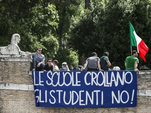 La scuola contro la riforma: "Renzi puffarolo"