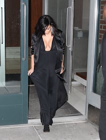 Kim Kardashian sexy: è quasi fuori di seno 5