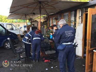 Roma, l'arsenale dei rom trovato nel campo nomadi 3