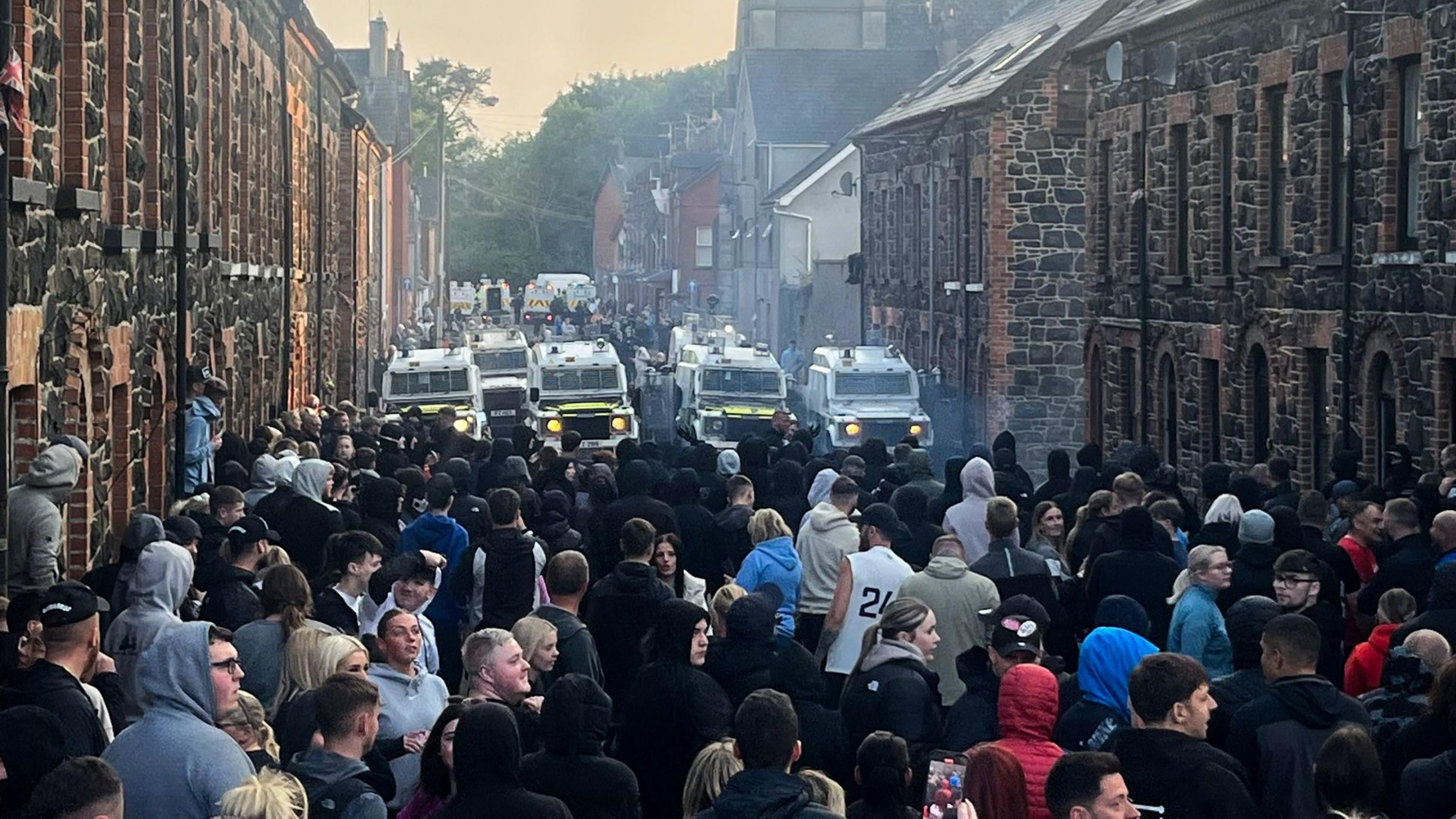 Rivolte anti-immigrati in Irlanda del Nord: esposte bandiere Uk per evitare attacchi