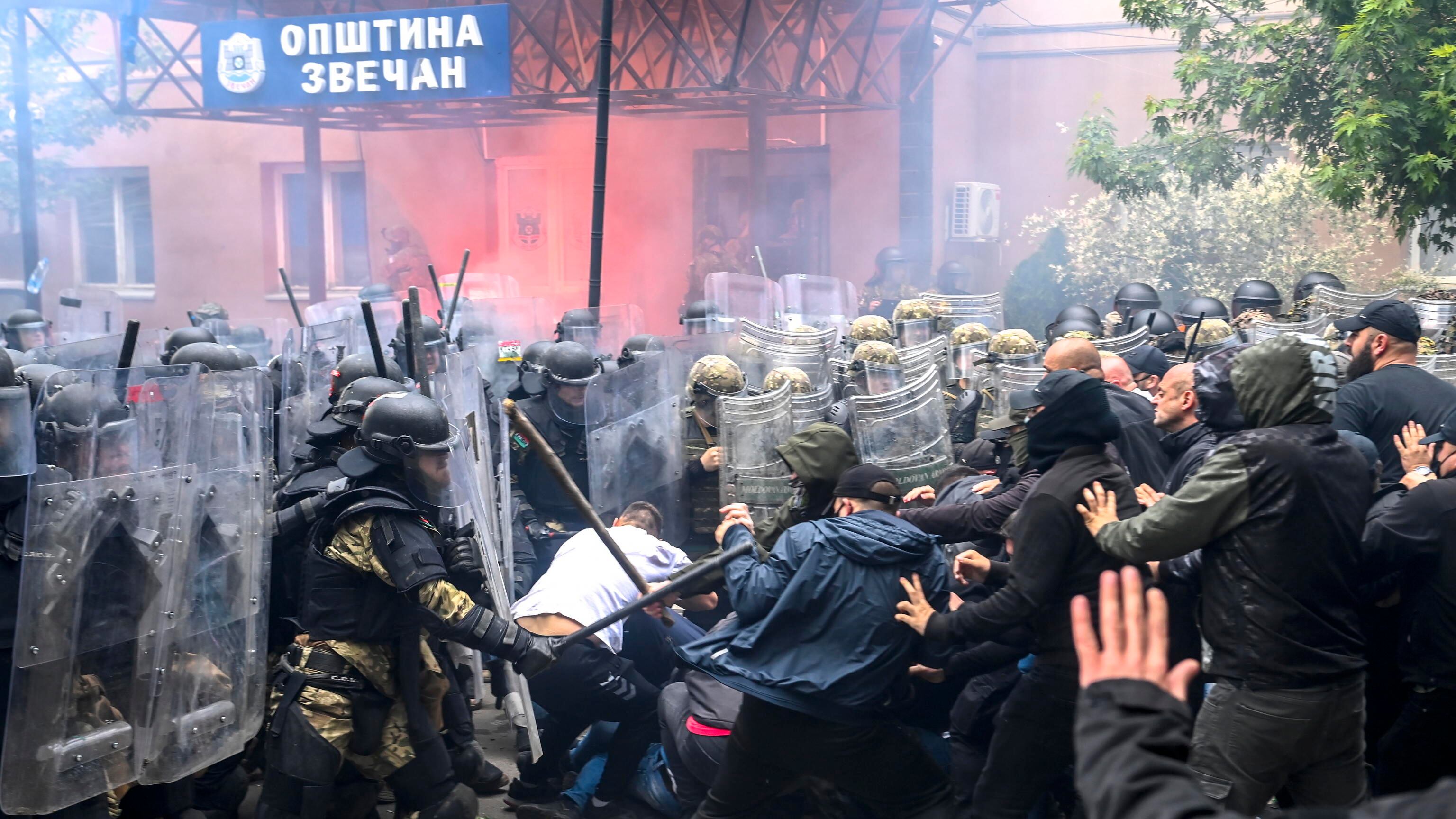 Kosovo, scontri tra Kfor e dimostranti serbi: feriti 14 militari italiani