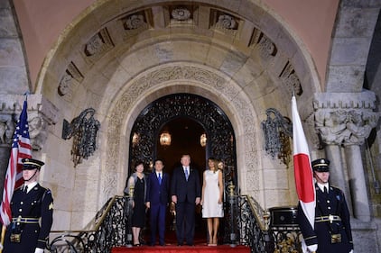 Melania Trump, fascino bianco col premier giapponese 10