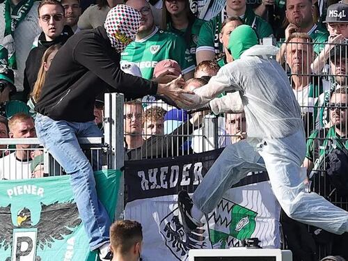 Blitz del tifoso in Germania, stacca la spina al Var: cos'è successo
