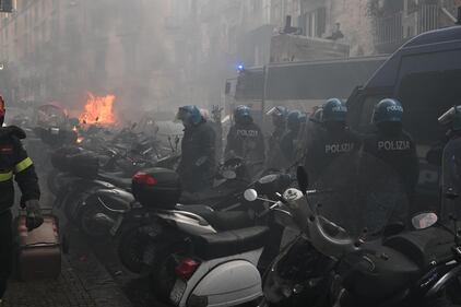 Scontri a Napoli tra tifosi: in centro è guerriglia  3