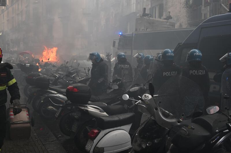 Scontri a Napoli tra tifosi: in centro è guerriglia 3
