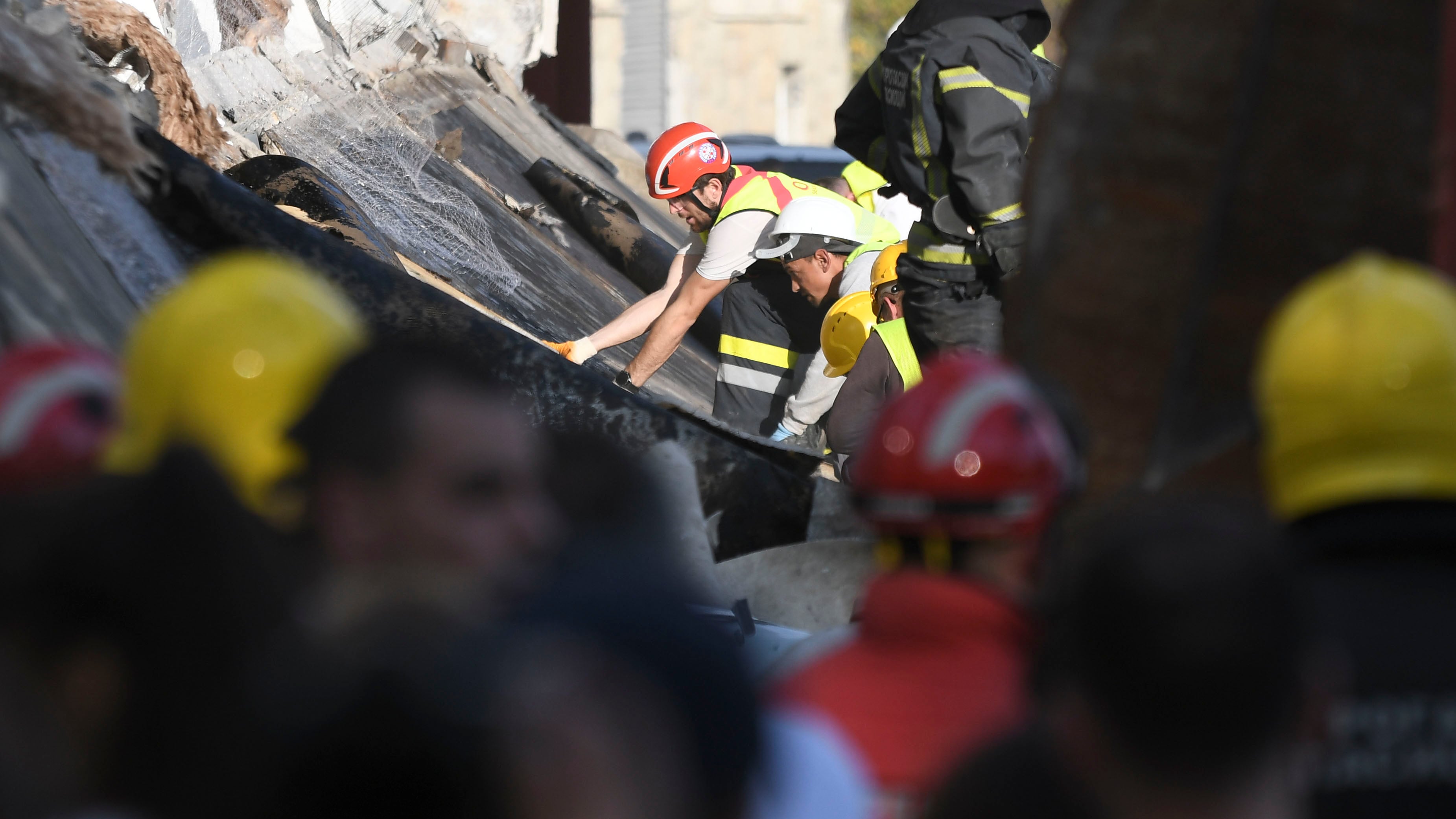 La tettoia della stazione crolla e uccide undici persone. Tragedia a Novi Sad, morto un bambino