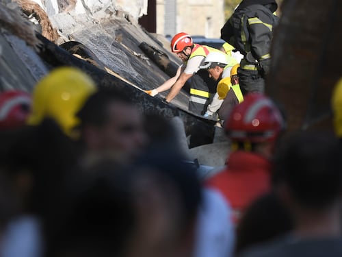 La tettoia della stazione crolla e uccide undici persone. Tragedia a Novi Sad, morto un bambino