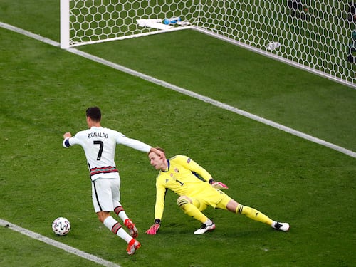 CR7 riscrive la storia europea. Ma non brinda a Coca Cola