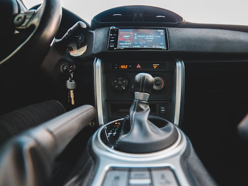 Auto con cambio manuale o automatico: cosa è meglio scegliere e quali sono le differenze