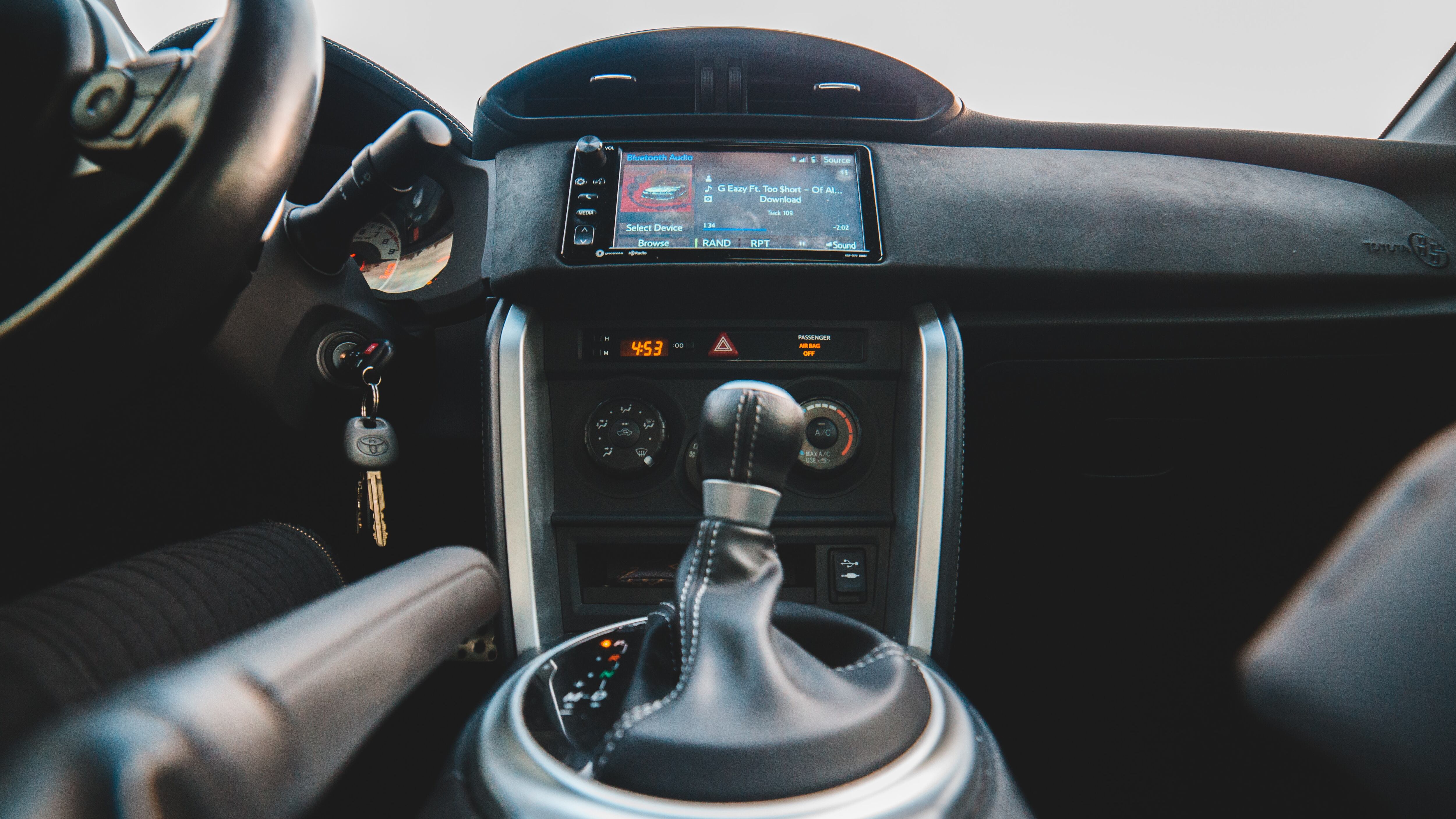 Auto con cambio manuale o automatico: cosa è meglio scegliere e quali sono le differenze