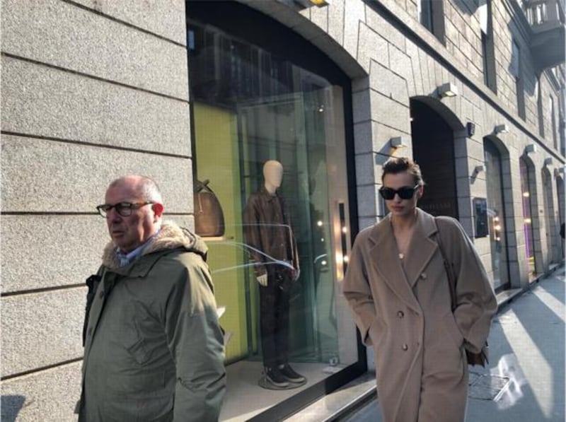 Milano Fashion Week 2019: Irina Shayk fa shopping nelle boutique di Milano 2