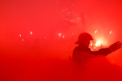 Barcellona, la svista dei tifosi: si scagliano contro il pullman ma non è quello del Psg 4