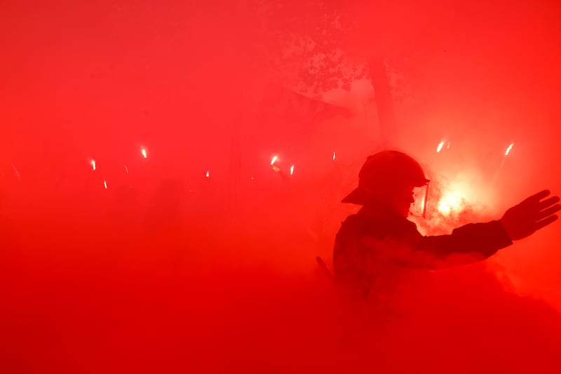 Barcellona, la svista dei tifosi: si scagliano contro il pullman ma non è quello del Psg 4