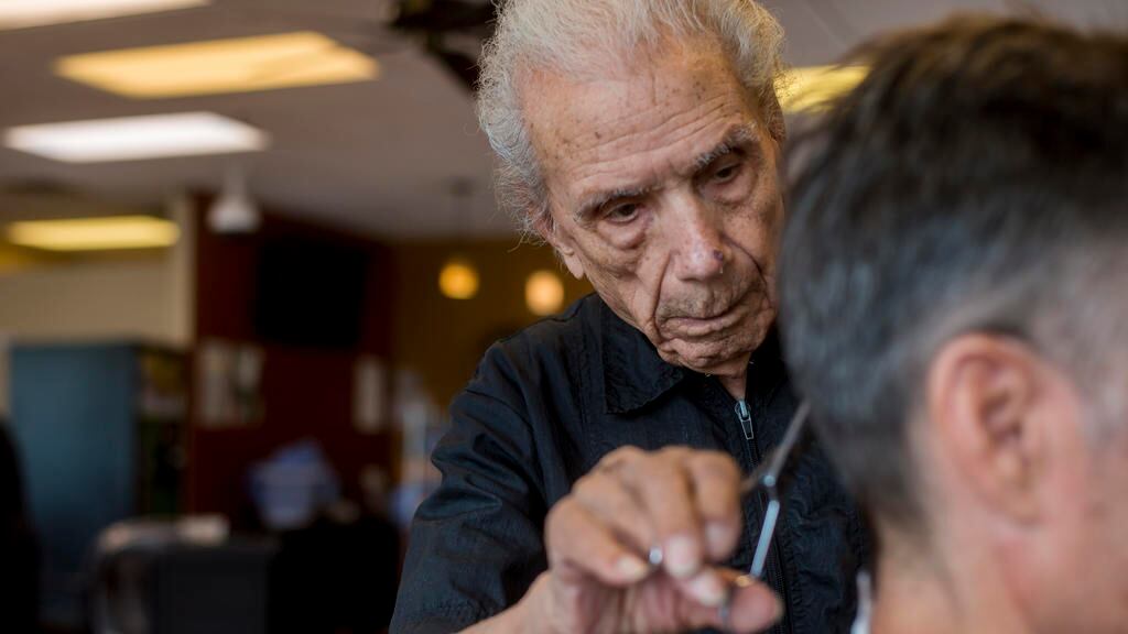 Rasoi e phon a 107 anni. Il parrucchiere italiano che fa la barba al tempo