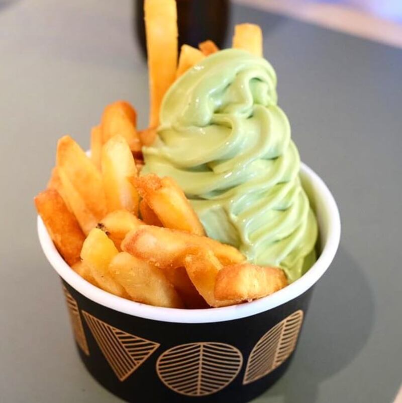 Patatine con gelato servite a al Devon Cafe, Sidney (Australia)