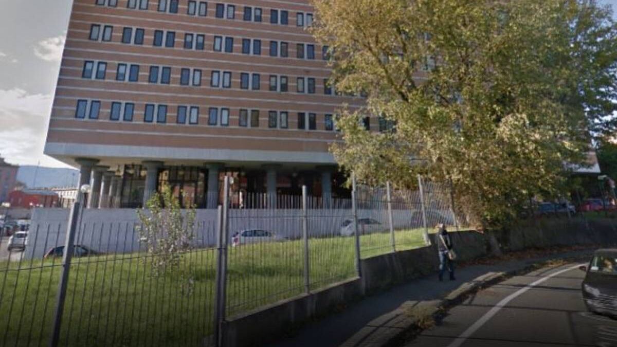 Entra in tribunale con la pistola, denunciato: "Ho paura che me la rubino"
