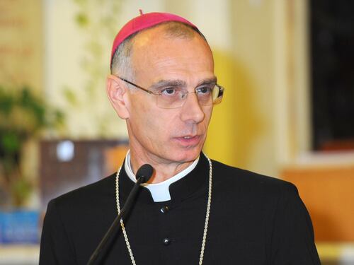 "Più rispetto per la fede. La messa non vale meno di una libreria aperta"