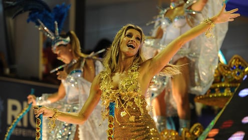 Gisele Bundchen sexy in costume 36