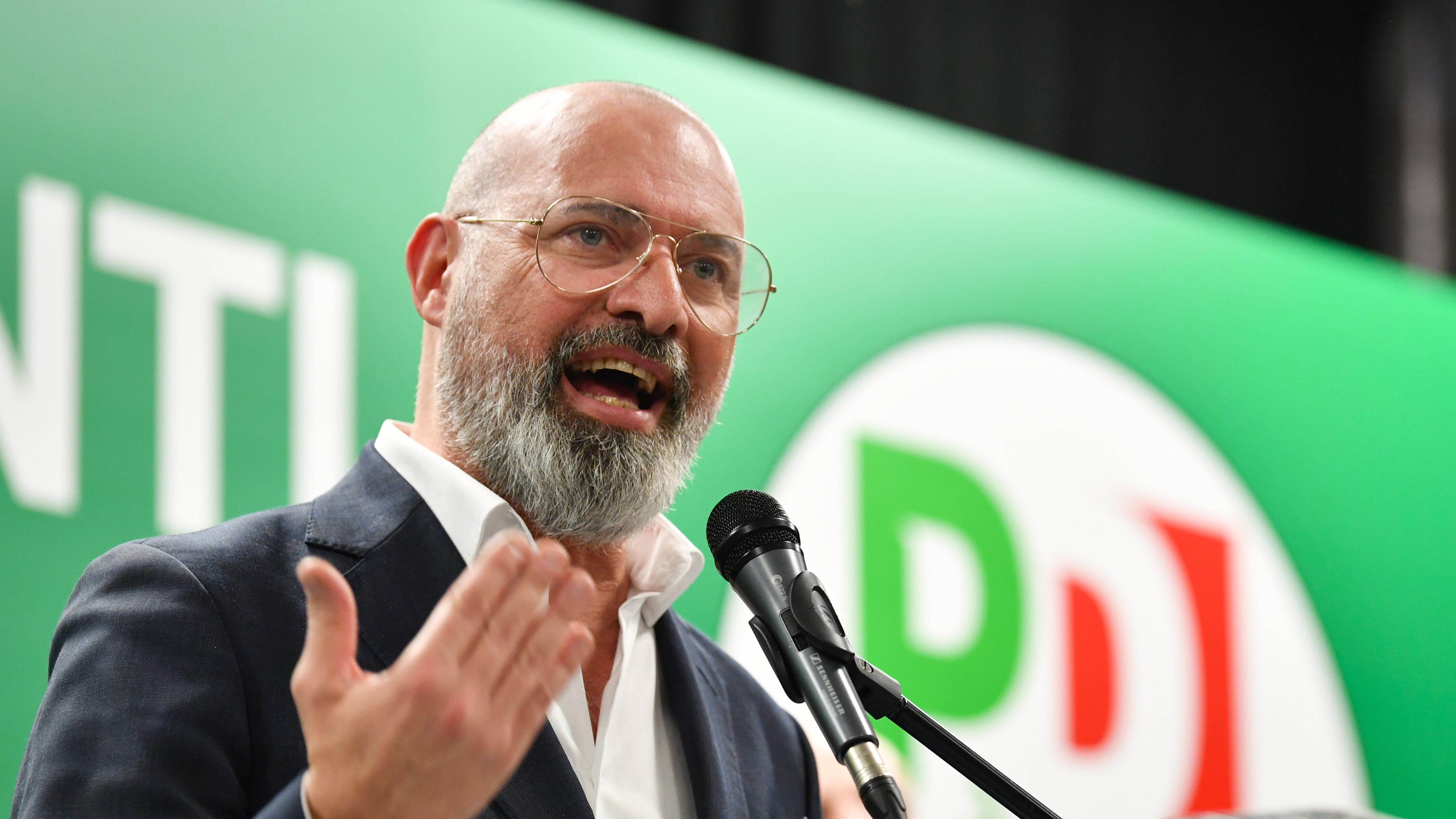 "L'Italia tutta in arancione" "Riapriamo»: lite tra Regioni"