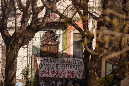 La sceneggiata di Askatasuna che sfregia lo Stato 7