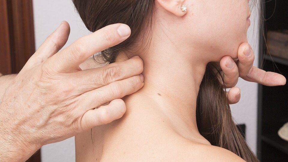 Allarme cervicale da smartphone, cause e rimedi
