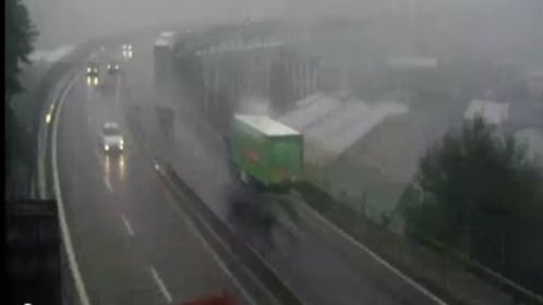 Genova, passa il camion, poi il black out: ecco il filmato del ponte