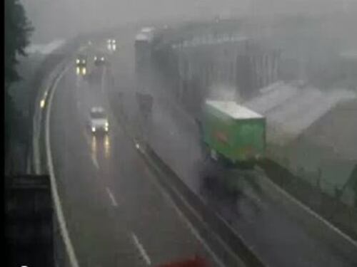 Genova, passa il camion, poi il black out: ecco il filmato del ponte