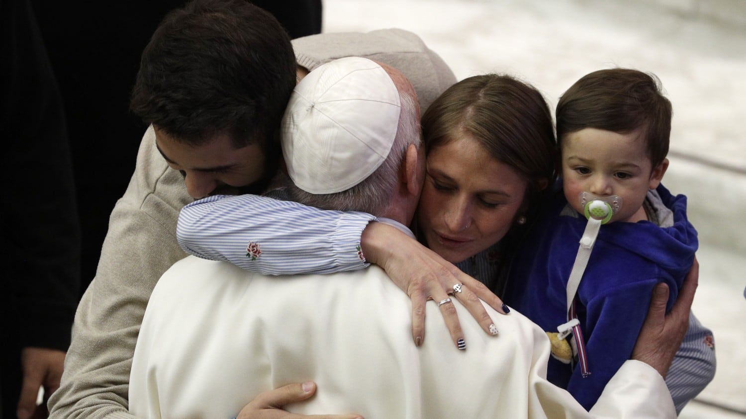 Il Papa battezza 32 bimbi: "Se hanno fame allattateli, qui nella Cappella Sistina"