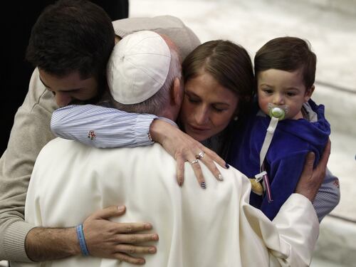 Il Papa battezza 32 bimbi: "Se hanno fame allattateli, qui nella Cappella Sistina"