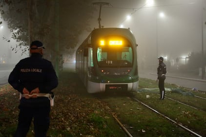 A Milano un pedone è stato investito da un tram mentre stava attraversando le rotaie 1