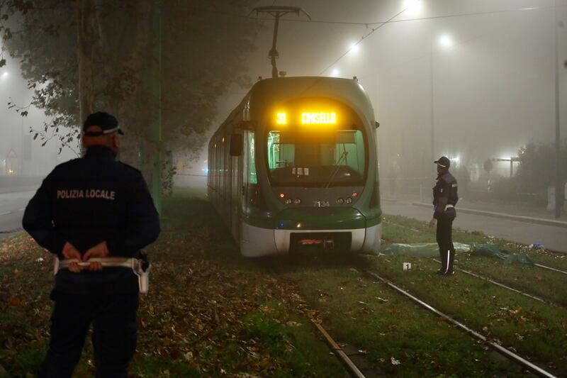 A Milano un pedone è stato investito da un tram mentre stava attraversando le rotaie 1