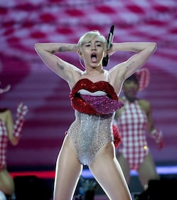 Miley Cyrus in mini-bikini su Instagram 10