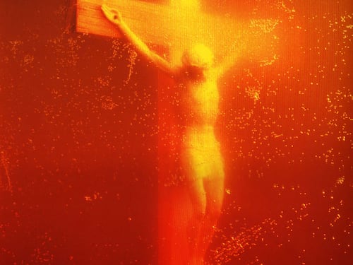 Cristo nell'urina: l'opera scandalo patrocinata dalla regione Toscana