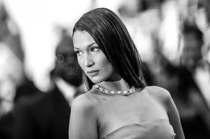 Bella Hadid strega il red carpet a Cannes. Guarda il look 8