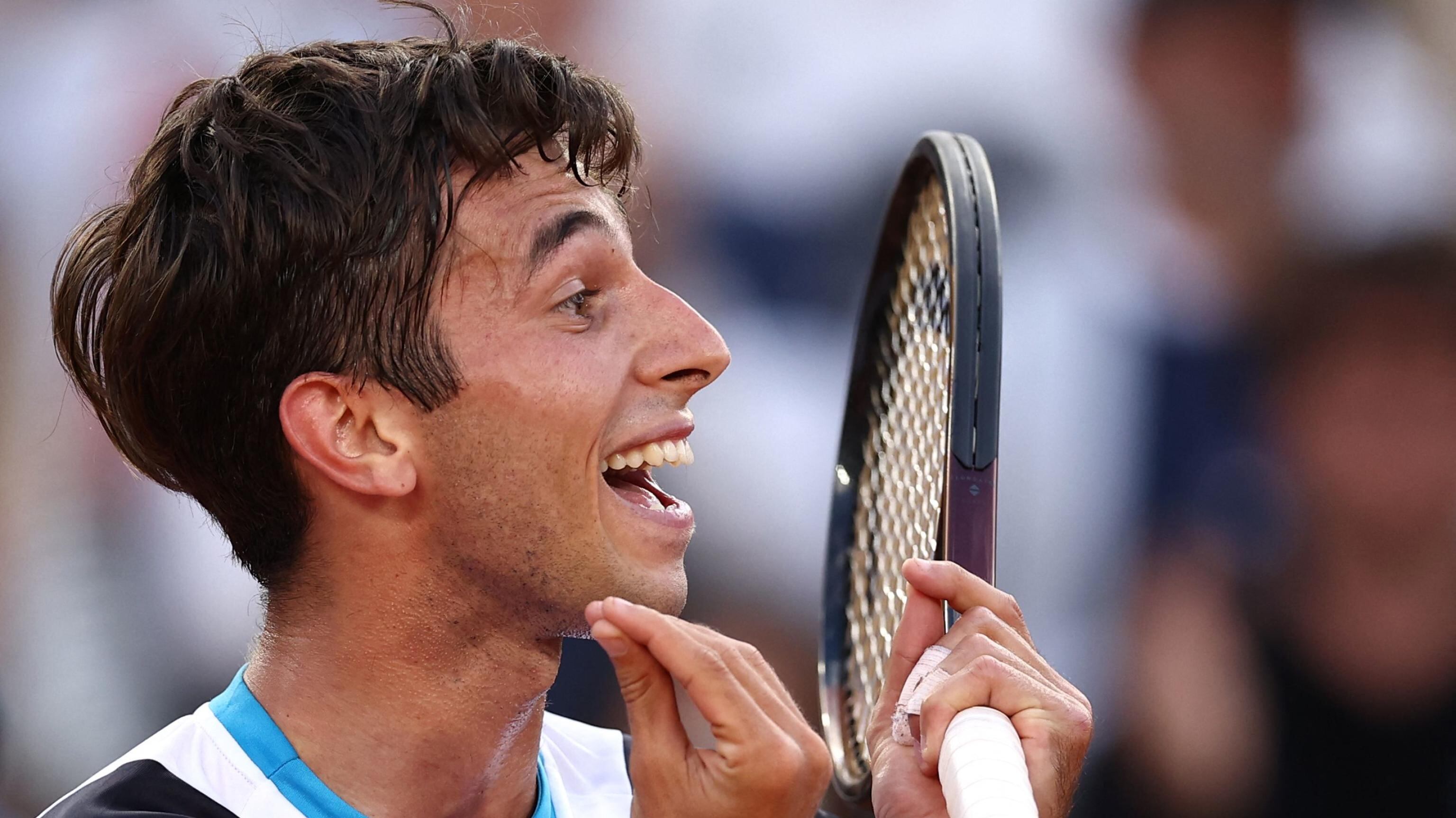 Impresa Gigante. E Tsitsipas va ko