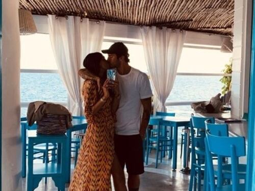 Belen Rodriguez riunisce la famiglia ma il padre fa un gestaccio