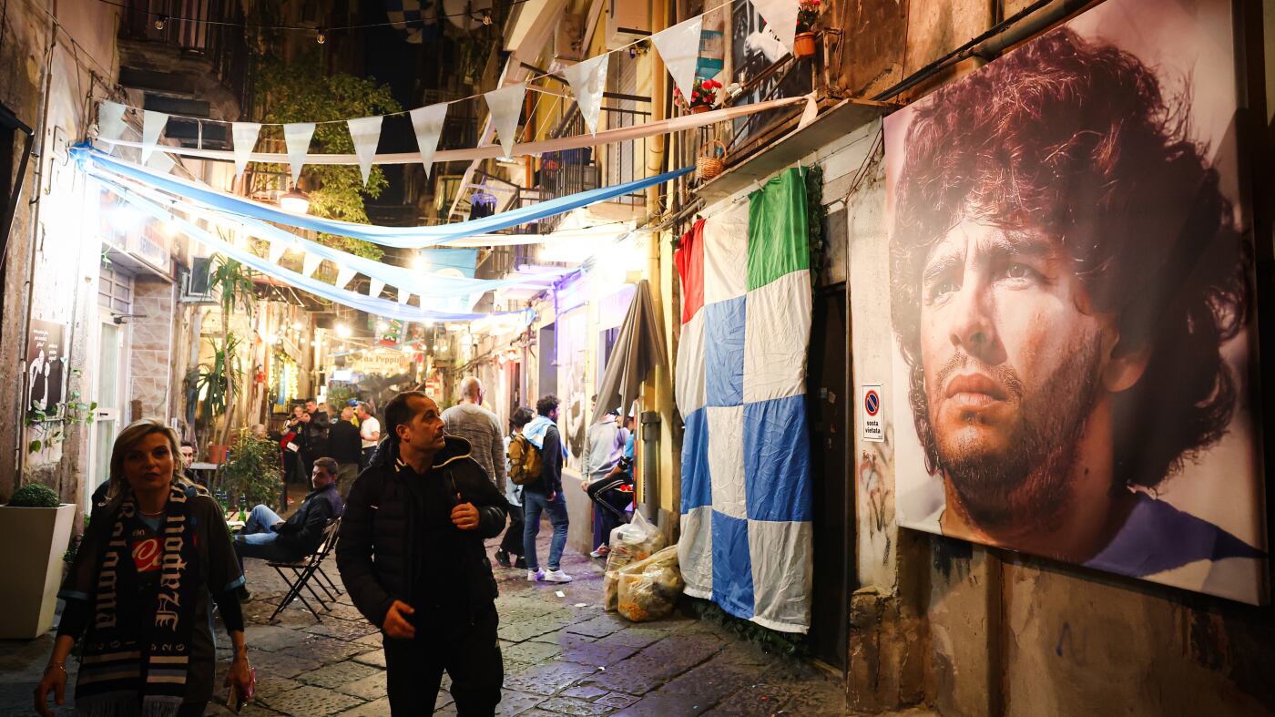 Tra scaramanzia e i preparativi per la festa: come si prepara Napoli al quarto scudetto