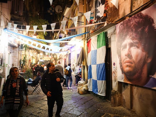 Tra scaramanzia e i preparativi per la festa: come si prepara Napoli al quarto scudetto