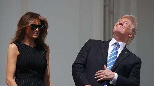 Trump guarda l'eclissi senza occhiali protettivi 2