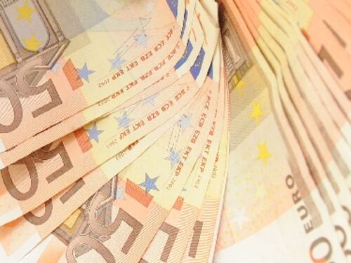 Trova 250mila euro e li restituisce ai clienti. Ma l'onesta non premia